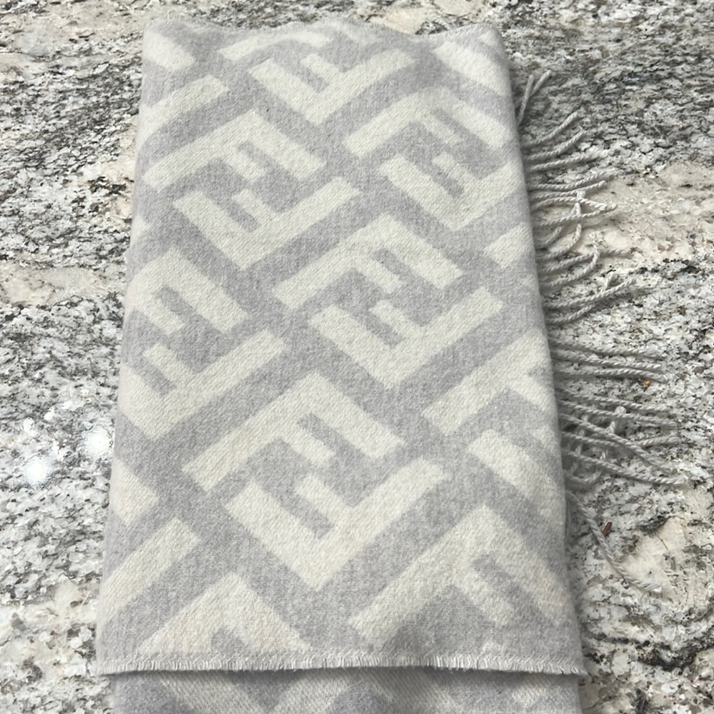 Fendi winter scarf grey and white